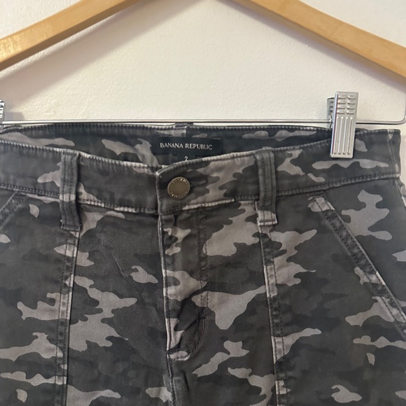 Banana Republic Camo Straight Leg Cargo Pants | Size 2 - Picture 3 of 10